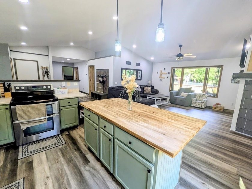 Nestled in a quiet neighborhood, this freshly remodeled 3 - photo 4