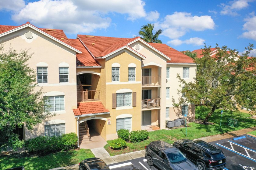 Welcome to this charming 3-bedroom, 2-bathroom with a GARAGE - photo 2