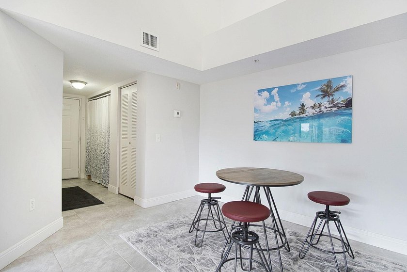 Welcome to this charming 3-bedroom, 2-bathroom with a GARAGE - photo 3