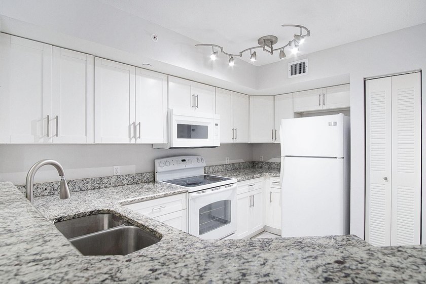 Welcome to this charming 3-bedroom, 2-bathroom with a GARAGE - photo 8