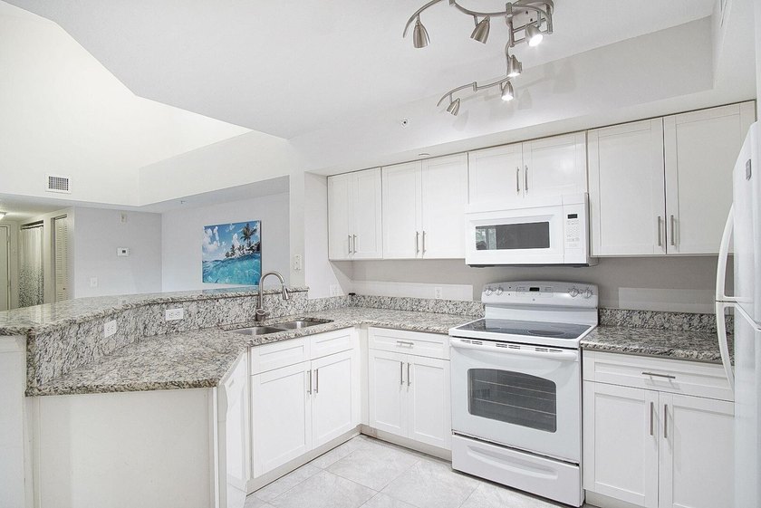 Welcome to this charming 3-bedroom, 2-bathroom with a GARAGE - photo 9