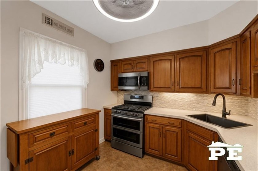 Welcome home to this beautifully maintained single-family - photo 11