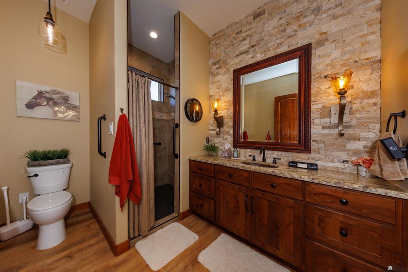 2 years new. Beautiful custom-built home at the end of a private - photo 11