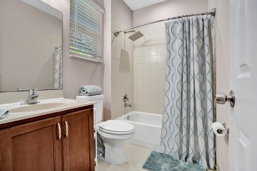 Motivated seller! This move-in-ready 2-bedroom, 2-bath townhome - photo 14