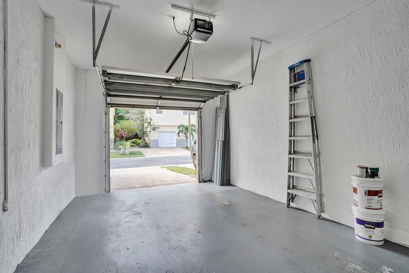 Motivated seller! This move-in-ready 2-bedroom, 2-bath townhome - photo 20