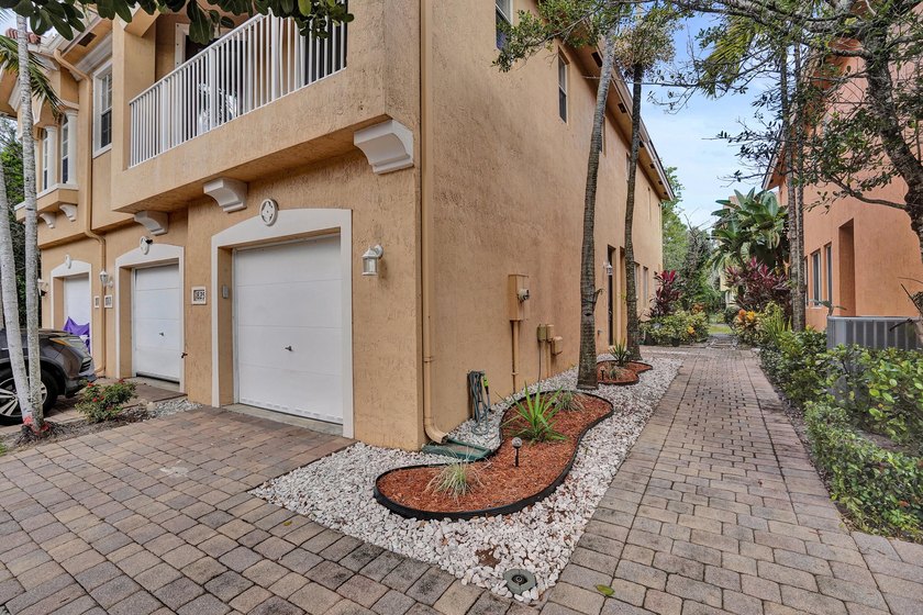 Motivated seller! This move-in-ready 2-bedroom, 2-bath townhome - photo 23