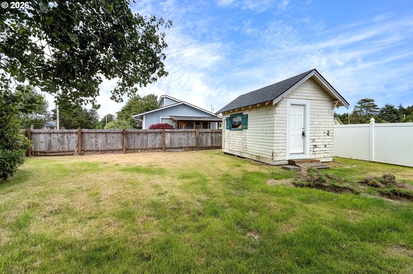 Adorable coastal cabin just steps from the ocean! This charming - photo 24