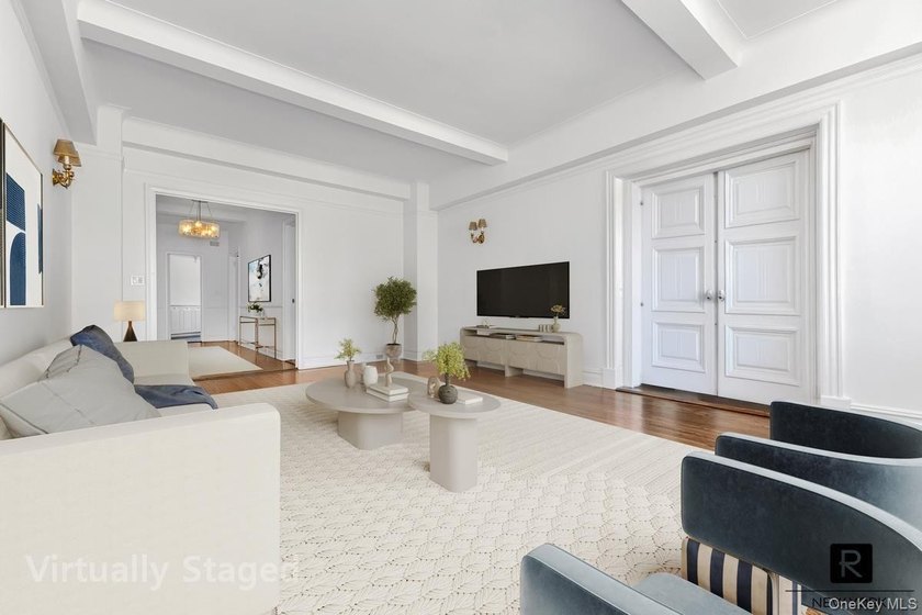 RARELY AVAILABLE APARTMENT IN THIS BUILDING! Bright and airy - photo 3
