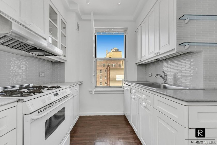 RARELY AVAILABLE APARTMENT IN THIS BUILDING! Bright and airy - photo 6