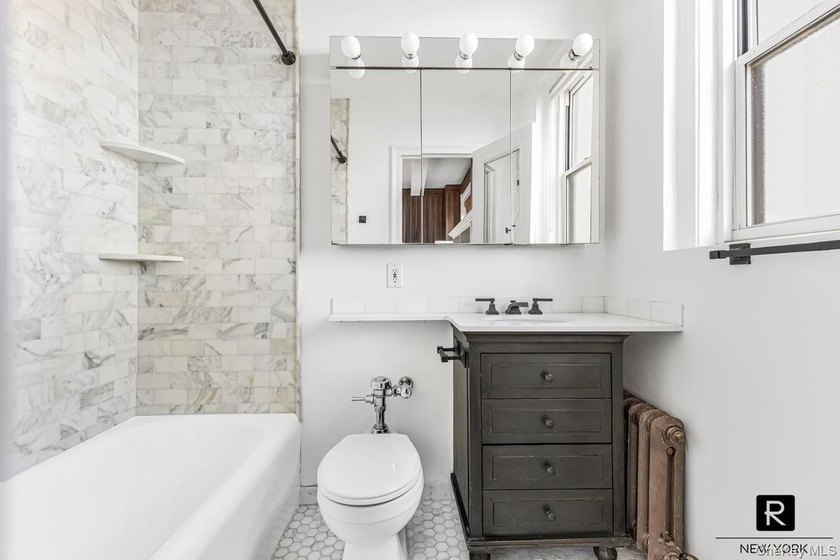 RARELY AVAILABLE APARTMENT IN THIS BUILDING! Bright and airy - photo 10