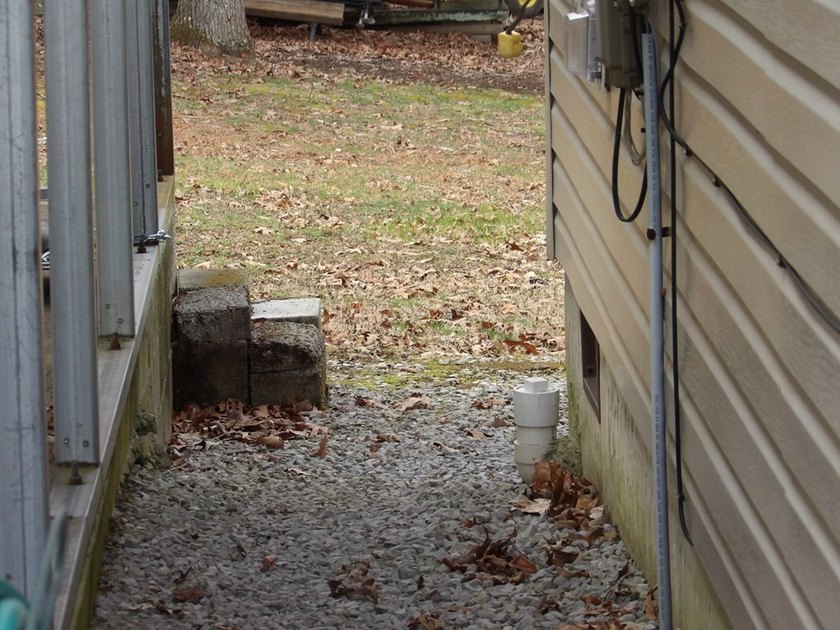 Well-maintained property featuring a 14' RV carport with hookups - photo 32