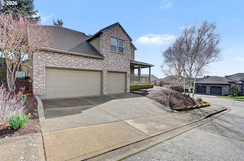 Welcome to this spacious and inviting 4 bed/ 2.5 bath home - photo 3