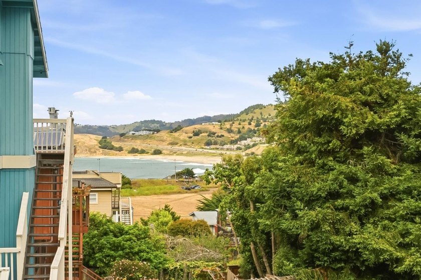Just blocks from the ocean at Pedro Point, this stunning custom - photo 14