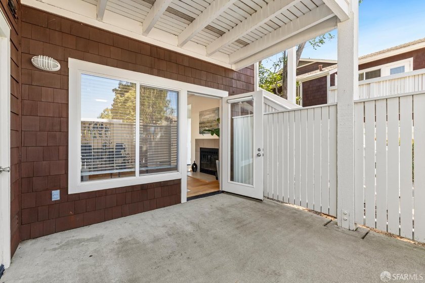 Welcome to this beautifully updated 2 bed/1 bath townhouse-style - photo 14
