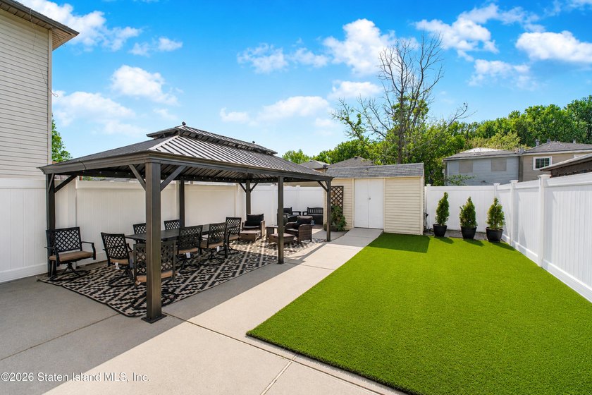 Welcome to 72 Gold Avenue! This gorgeous 18ft-wide, 3-bedroom - photo 31