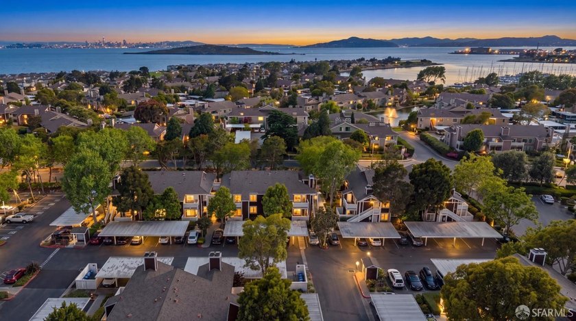 Welcome to this beautifully updated 2 bed/1 bath townhouse-style - photo 34