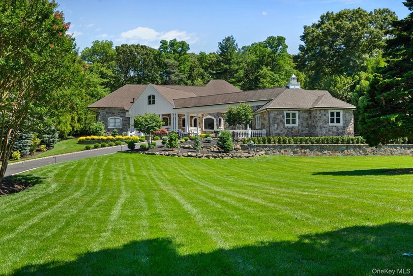 Welcome to this extraordinary Tuscan-inspired estate, gracefully - photo 2