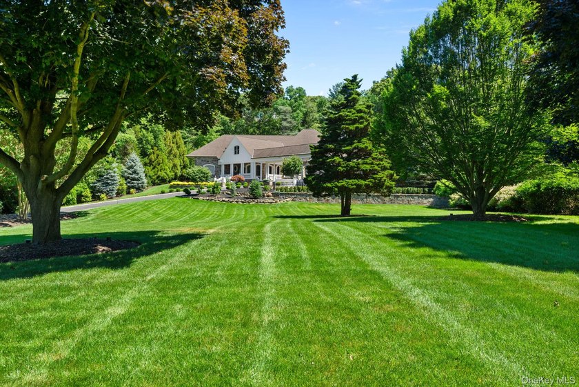 Welcome to this extraordinary Tuscan-inspired estate, gracefully - photo 6