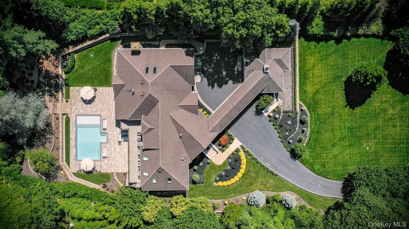 Welcome to this extraordinary Tuscan-inspired estate, gracefully - photo 9