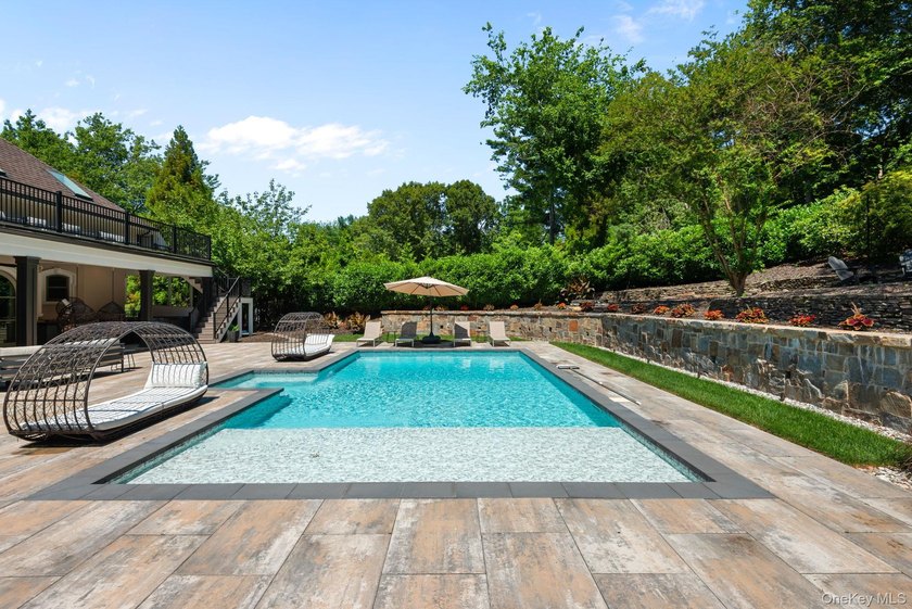 Welcome to this extraordinary Tuscan-inspired estate, gracefully - photo 10
