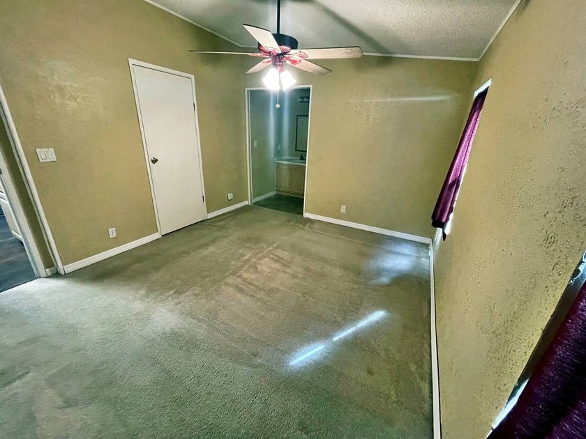 Stunning 3-Bedroom, 2-Bathroom Home with Florida Room in Premier - photo 28