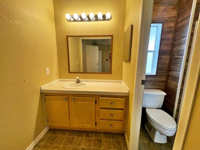 Stunning 3-Bedroom, 2-Bathroom Home with Florida Room in Premier - photo 31