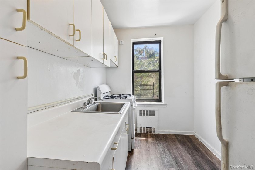 Bright front one bedroom with large private balcony! Welcome to - photo 5