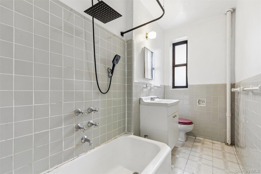 Bright front one bedroom with large private balcony! Welcome to - photo 8