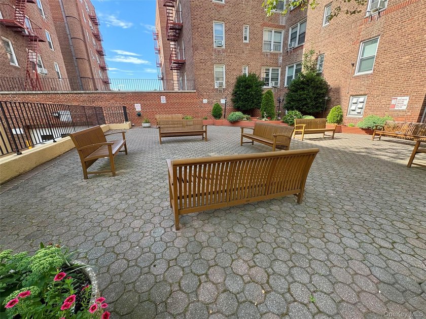 Welcome to this bright and spacious one-bedroom, one-bathroom - photo 11