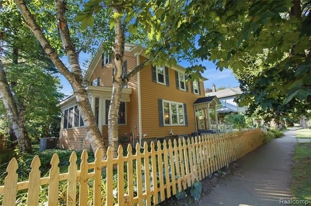 Welcome home to this charming historical Colonial, ideally - photo 25