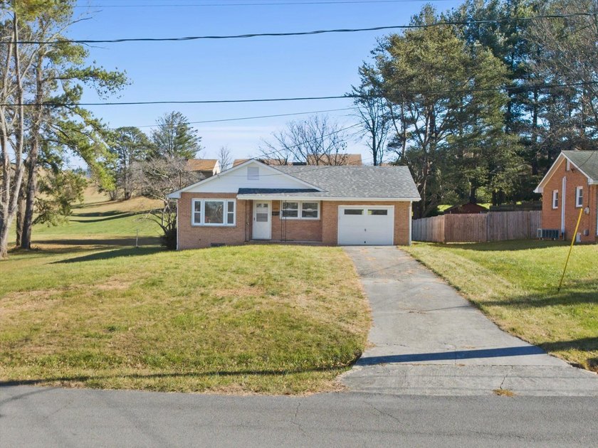 PRICE IMPROVEMENT - AND - remodeled kitchen!! Cozy Pearisburg - photo 2