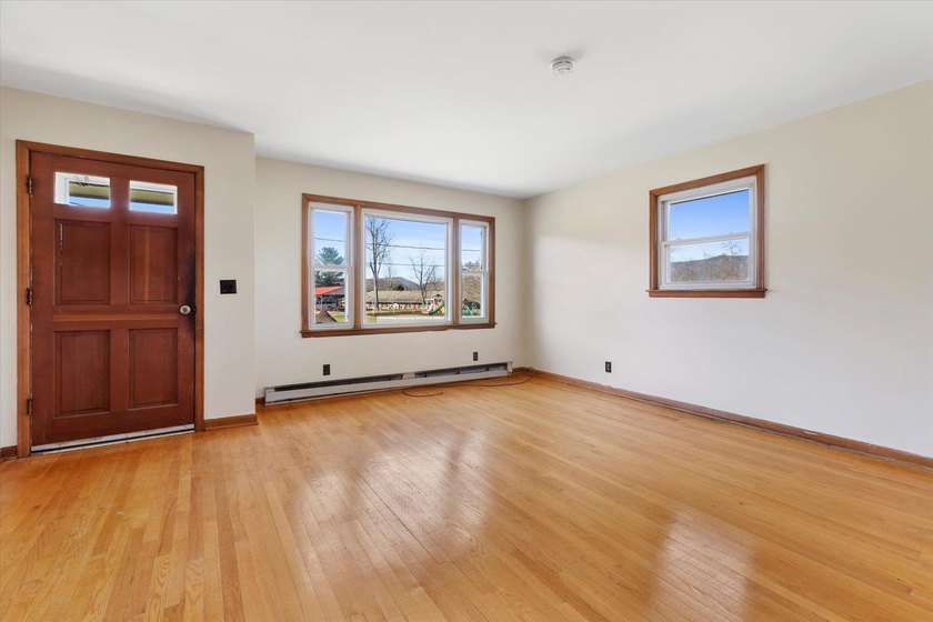 PRICE IMPROVEMENT - AND - remodeled kitchen!! Cozy Pearisburg - photo 6