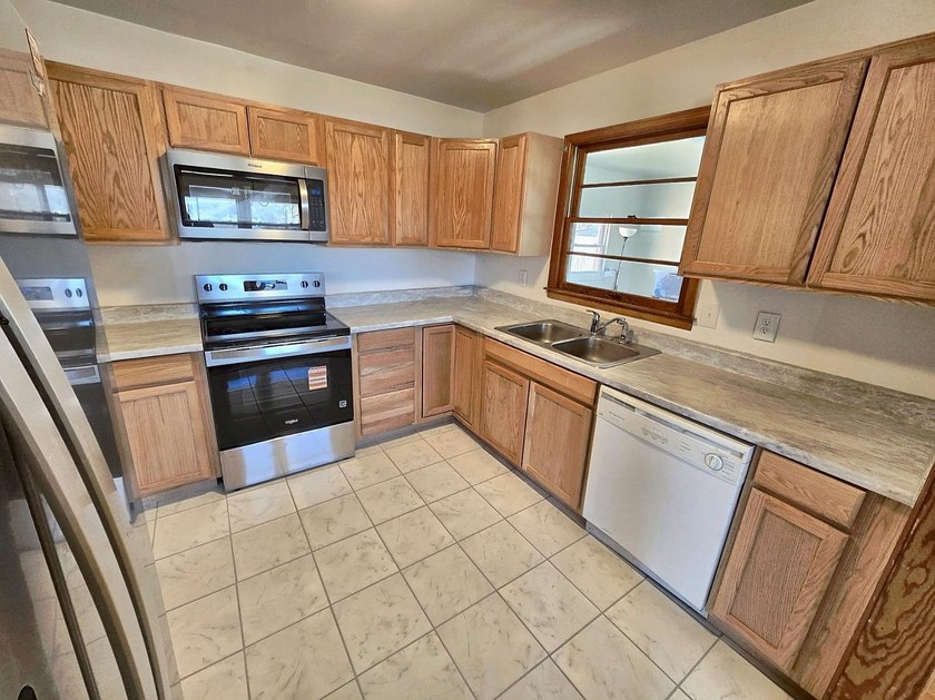 PRICE IMPROVEMENT - AND - remodeled kitchen!! Cozy Pearisburg - photo 8