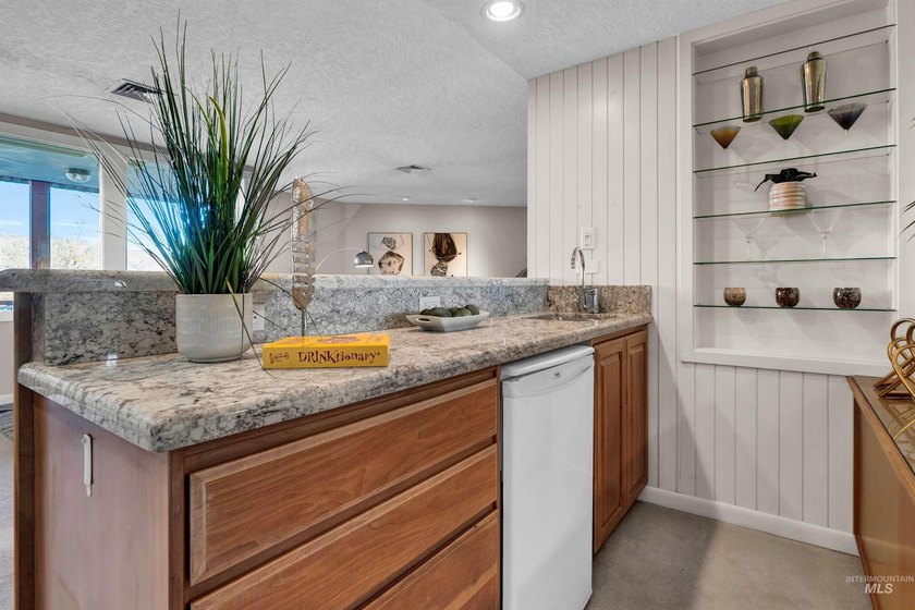 Welcome to the Penthouse at Rim Crest Condominiums, an iconic - photo 12