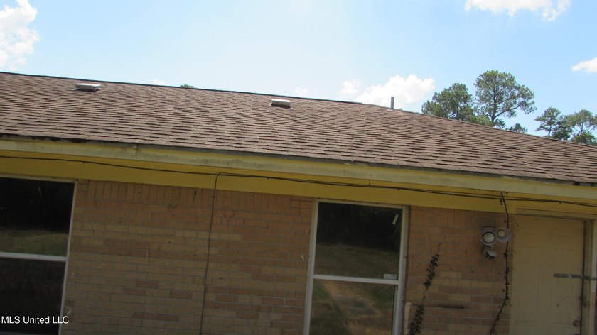3 bedroom 2 bath home being sold as-is. Newer roof for lower - photo 5