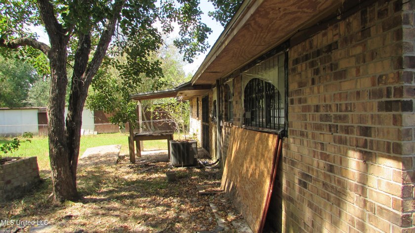 3 bedroom 1.5 bath brick home could be investment or starter - photo 9