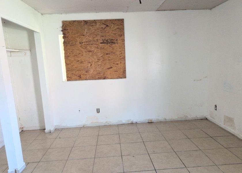 Unlock the potential of this 3-bedroom, 2.5-bath single-family - photo 11