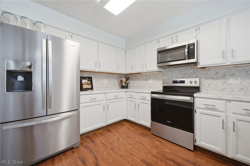 Welcome home to this beautifully updated 3-bedroom, 2 full-bath - photo 4