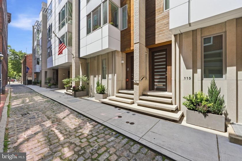 Welcome to this beautifully maintained, 10-year-young townhouse - photo 3