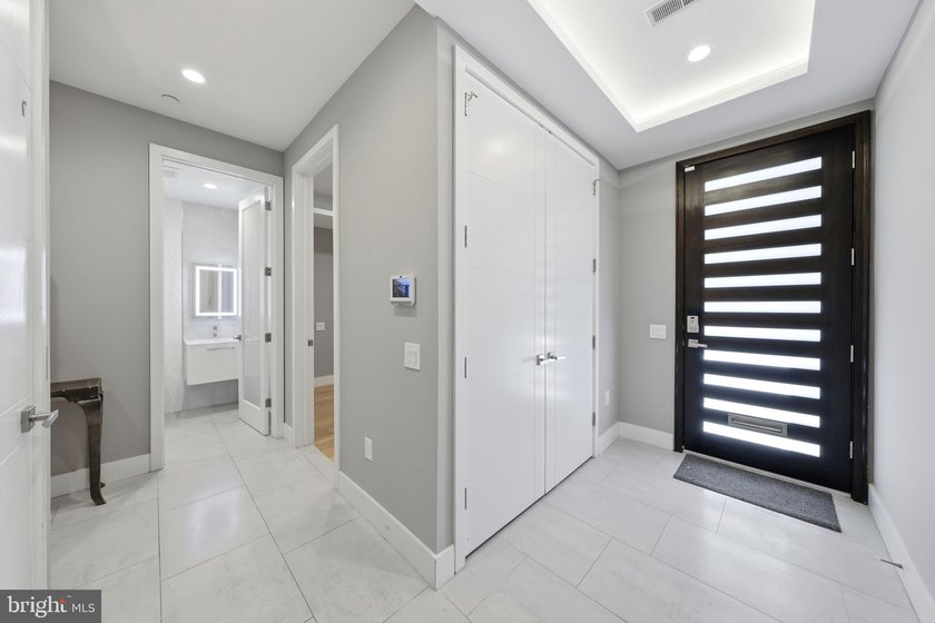 Welcome to this beautifully maintained, 10-year-young townhouse - photo 6