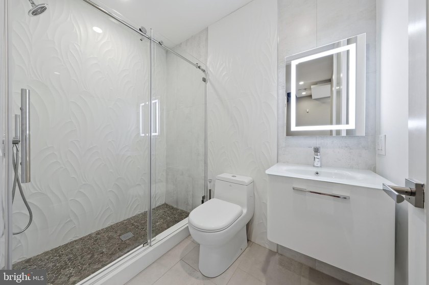 Welcome to this beautifully maintained, 10-year-young townhouse - photo 8