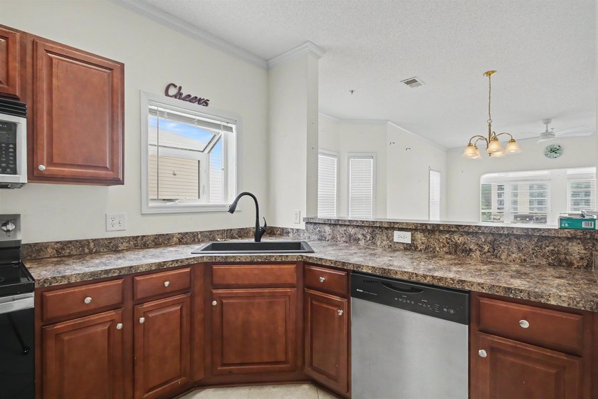 Welcome to this three-bedroom, two-bathroom end-unit condo - photo 11