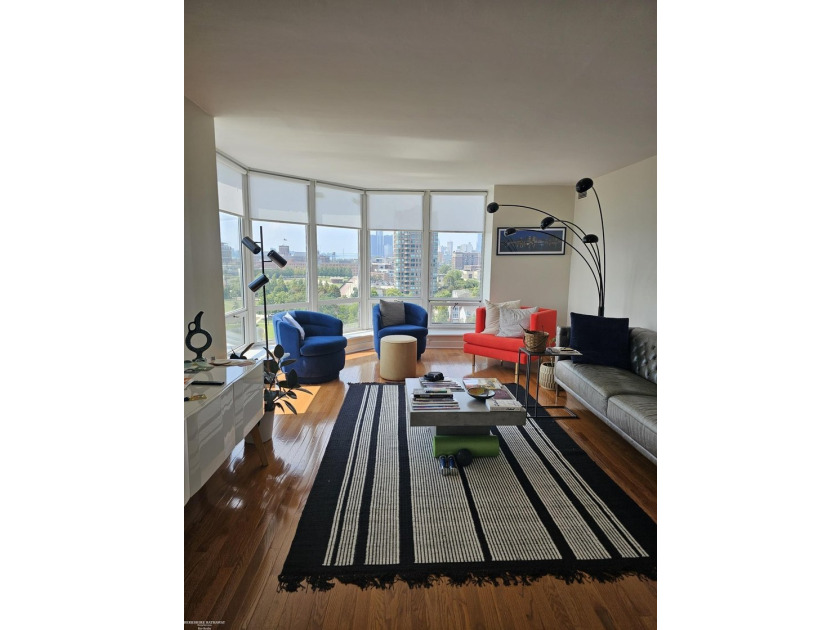 Beautiful open modern condo in Harbortown with large windows - photo 11