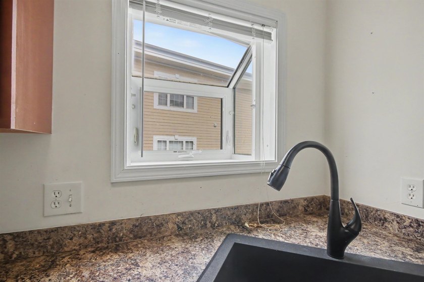 Welcome to this three-bedroom, two-bathroom end-unit condo - photo 12