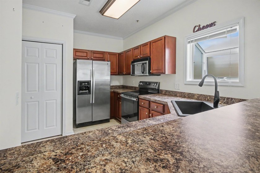 Welcome to this three-bedroom, two-bathroom end-unit condo - photo 13
