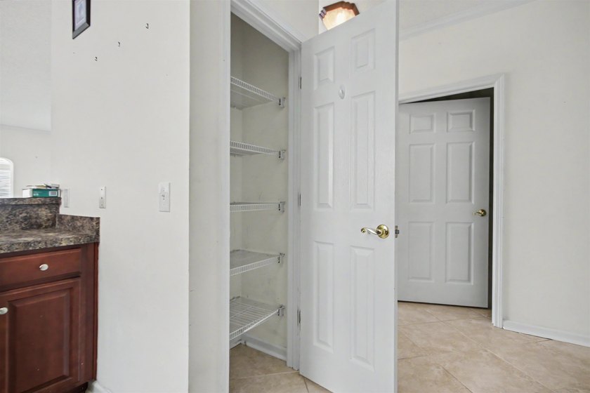 Welcome to this three-bedroom, two-bathroom end-unit condo - photo 14