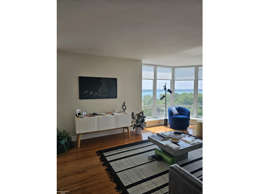 Beautiful open modern condo in Harbortown with large windows - photo 14