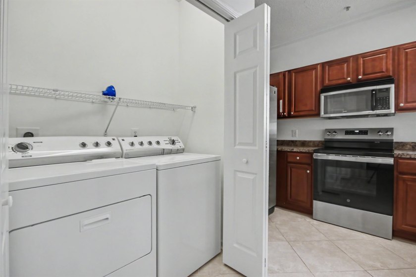 Welcome to this three-bedroom, two-bathroom end-unit condo - photo 15