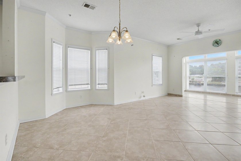 Welcome to this three-bedroom, two-bathroom end-unit condo - photo 16