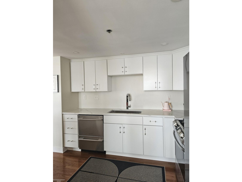 Beautiful open modern condo in Harbortown with large windows - photo 17